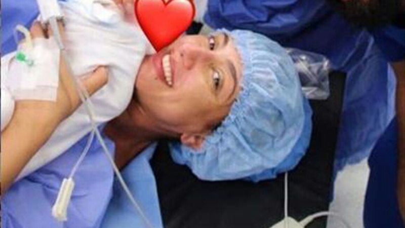 حنان مطاوع مع طفلتها