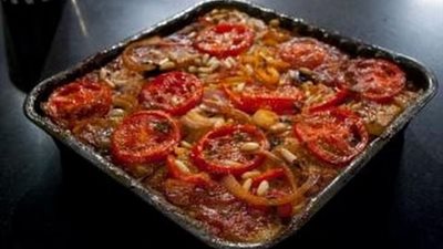 اصنعى مسقعة باللحمة المفرومة فى طبق اليوم