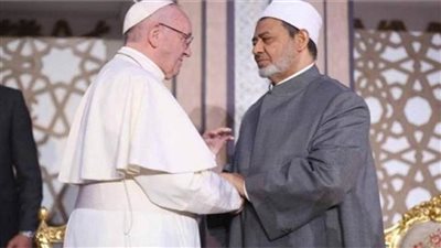 شيخ الأزهر يهنئ البابا فرنسيس والمسيحين بأعياد الميلاد المجيدة