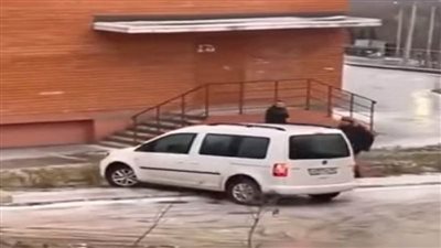 بالفيديو.. انزلاق السيارات في شوارع روسيا