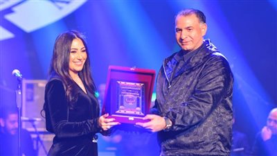 بالصور.. بوسى تشعل حفل الكريسماس على مسرح جامعة مصر للعلوم والتكنولوجيا وسط اجراءات احترازية مشددة 