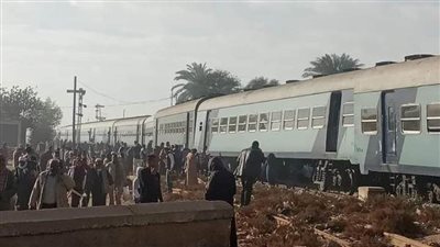 بالصور.. خروج قطار الأقصر- الإسكندرية عن القضبان في قنا 