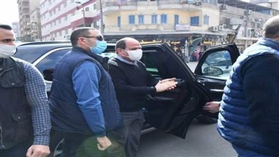 بالفيديو.. السيسي يتوقف بسيارته لمبادلة المواطنين التحية بمصر الجديدة
