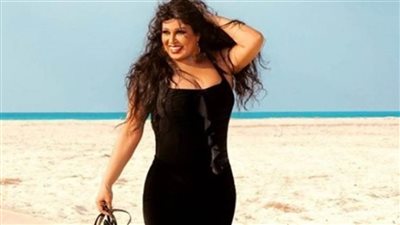 فيفي عبده تتألق بالأسود على الشاطيء (صورة)