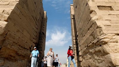 سياح من داخل معبد الكرنك: الأقصر أفضل مكان لبداية العام الجديد