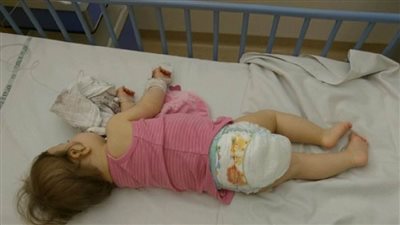 عاجل.. رضيعة تبتلع قطعة حشيش وتتسبب في القبض على والدتها بتهمة الإتجار