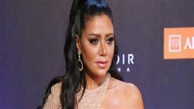 رانيا يوسف عن إمكانية ارتدائها الحجاب: ليه.. هي 