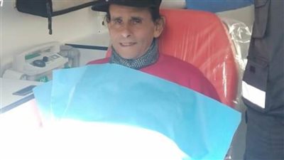 سيارة الإسعاف تنقل «علي حميدة» للعلاج في معهد ناصر 