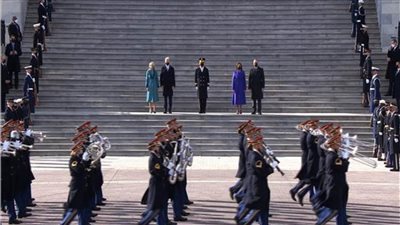 صورة | بسيارة تحمل رقم «46».. بايدن يتوجه إلى مقبرة أرلينجتون