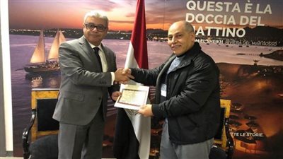 بالصور | «شهامة المصريين».. القنصلية العامة بميلانو تكرم أحد النماذج المشرفة من أبناء الجالية 