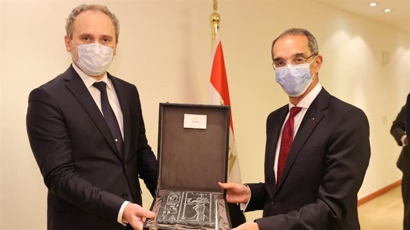 وزير الاتصالات وسفير