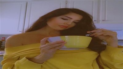 لاميتا فرنجية تبُهر متابعيها بفتسان أصفر مكشوف الأكتاف (صور)