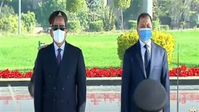 الرئيس السيسي يضع إكليلا من الزهور على النصب التذكاري بأكاديمية الشرطة 