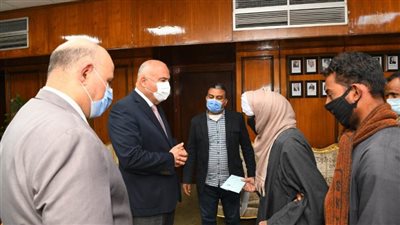 بالصور.. محافظ قنا يكرم أسرة شهيد الشرطة بنقادة 