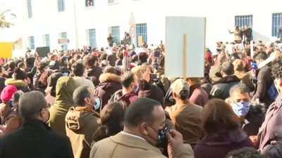حشود المحتجين في تونس تصل مبنى البرلمان 