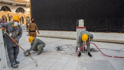 بالصور | استبدال 150 متر مربع من رخام صحن الطواف بالمسجد الحرام