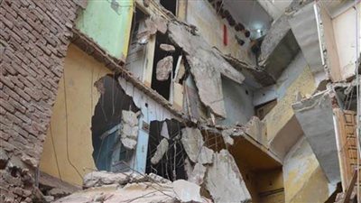 استخراج مصاب والبحث عن 10 مفقودين تحت أنقاض منزل منهار في المحلة