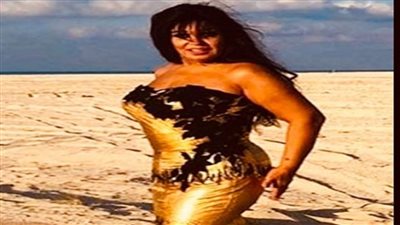 «بفستان دهبي على البحر».. فيفي عبده تُبهر متابعيها