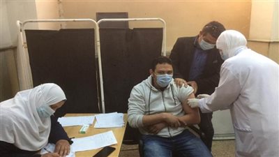 بالصور | الصحة: 1315 من الأطقم الطبية تلقوا الجرعة الأولى من لقاح كورونا 