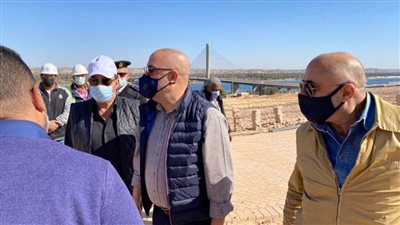 وزير الإسكان ومحافظ أسوان يتفقدان مشروعات الشريط النهرى السياحى بمدينة أسوان الجديدة 