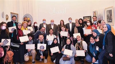 بالصور | زاهي حواس يدعو 