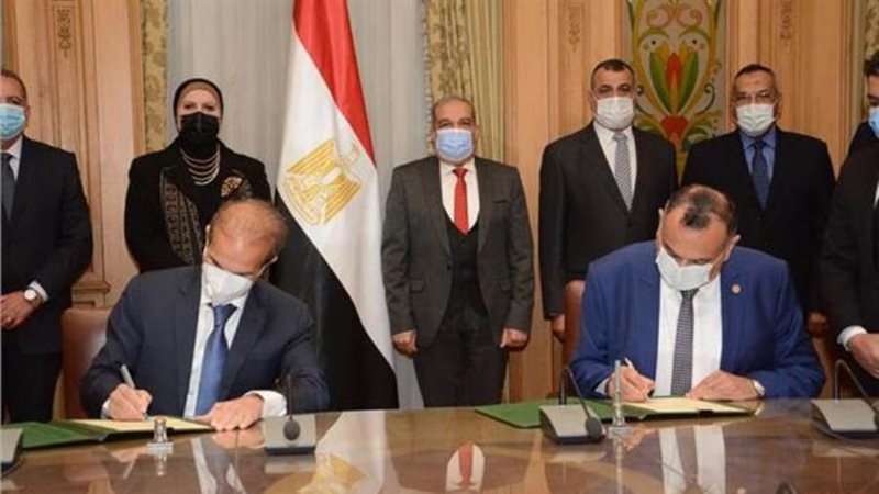 جانب من التوقيع