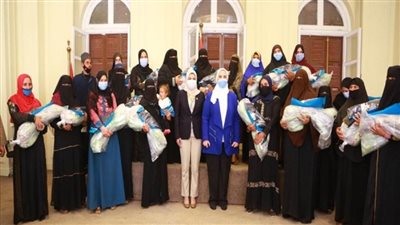 بالصور | لحمايتهن من البرودة.. 