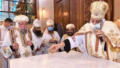 البابا تواضروس يدشن مذابح كنيسة العذراء والأنبا موسى بالمنشية 