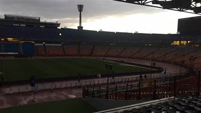 بالصور | الأمطار تغرق أرض ملعب استاد القاهرة قبل ديربي 