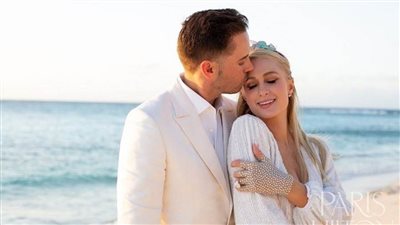 شاهد «نزل على ركبته».. باريس هيلتون تعلن خطبتها من رجل الأعمال كارتير ريوم
