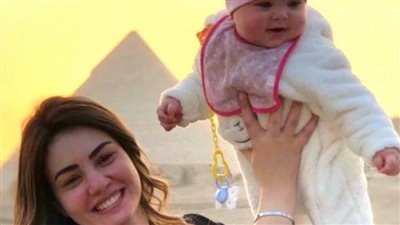 وجه القمر دينا فؤاد تداعب ابنة المخرج مصطفى فكرى.. وتعلق: