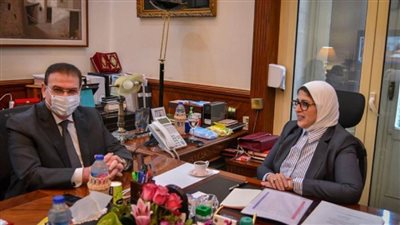 بالصور | وزيرة الصحة تعقد اجتماعًا مع 
