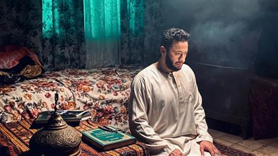 شاهد.. حمادة هلال على سجادة الصلاة فى كواليس مسلسل 