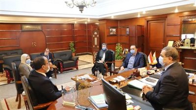 بالصور | سعفان يبحث مع خبير بـ 