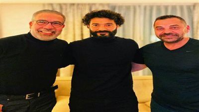 خالد النبوي ومدحت العدل وطارق العريان في قعدة رايقة 