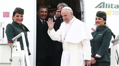 في الزيارة الأولى من نوعها.. بابا الفاتيكان يصل العراق