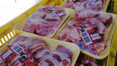 محافظ قنا :  ضبط ١٠٧ كجم دواجن مجمدة ومصنعات لحوم مجهولة المصدر 