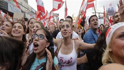 احتجاجًا على تردي الوضع المعيشي.. لبنانيون يواصلون قطع الشوارع