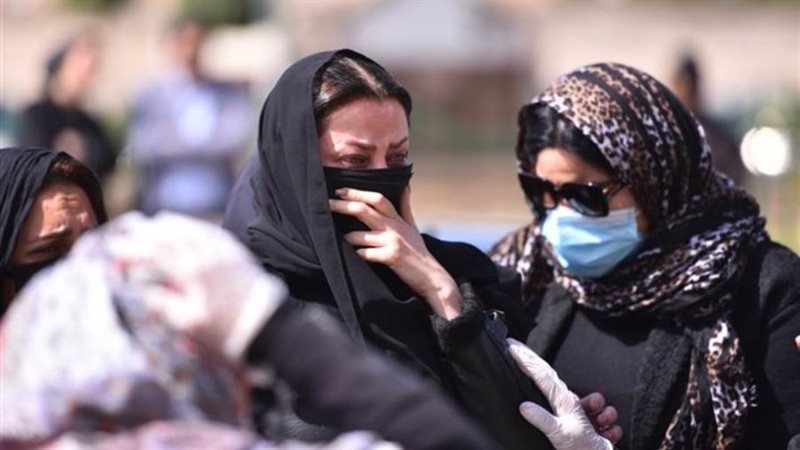 رضوى فى جنازة والداتها