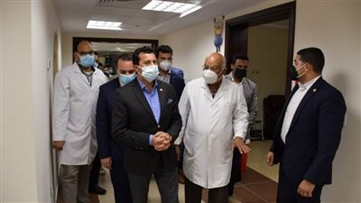 بالصور | وزير الرياضة يزور مستشفى شفاء الأورمان بالأقصر