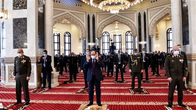 الرئيس السيسي وقادة القوات المسلحة يؤدون صلاة الجمعة بمسجد المشير