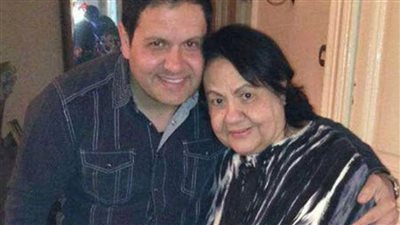 إدوارد يحيي ذكرى وفاة والدته في عيد الأم (صورة)