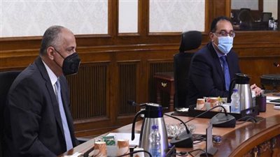 بالصور | مدبولي يستعرض عددًا من الملفات المشتركة بين الحكومة والبنك المركزي