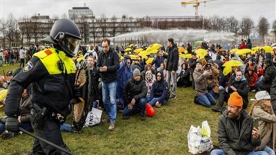 لتفريق المتظاهرين ضد قيود كورونا.. الشرطة الهولندية تستخدم خراطيم المياه