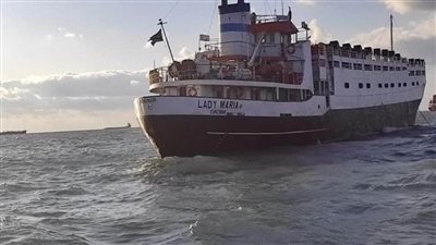 بالصور | الزراعة: إمداد سفن الحيوانات العالقة بـ 310 طن أعلاف ومياه 