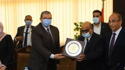 بالصور | سعفان يهنئ هيئة قناة السويس على نجاح تعويم السفينة الجانحة