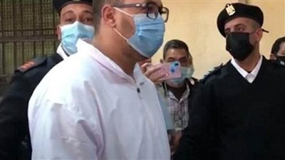 بالصور | «متحرش المعادي» من داخل قفص الاتهام: «الطفلة كانت عايزة تسرقني»