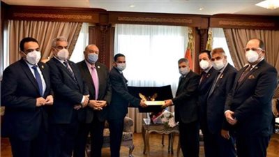 برئاسة زعيم الأغلبية .. وفد برلماني يلتقى رئيس هيئة قناة السويس 