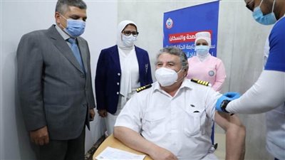 بالصور | وزيرة الصحة تشهد تطعيم المرشدين بقناة السويس بلقاح كورونا