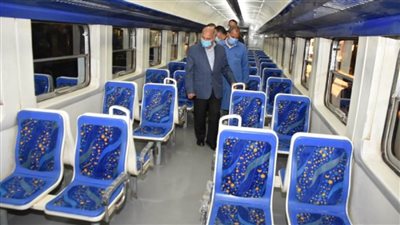 بالصور | وزير النقل يتابع أعمال تجديد 925 عربة قطار ببني سويف